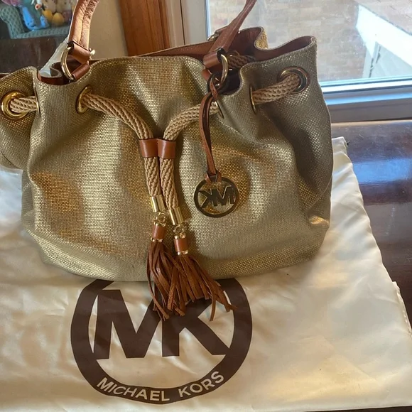🦊 Micheal Kors large golden handbag. EUC. - Picture 1 of 13